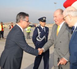 Don Juan Carlos es recibido por las autoridades españolas a su llegada a Santiago de Chile